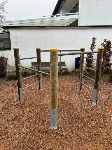 Freiluft-Spielplatz mit Metall- und Holzelementen zum Klettern und Trainieren.